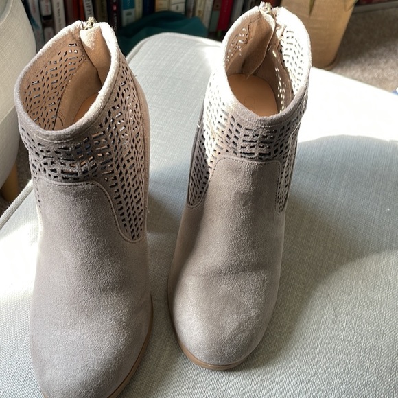 Coconuts by Matisse Women's Taupe Block Heel Ankle Booties. Size 7M - Picture 7 of 10